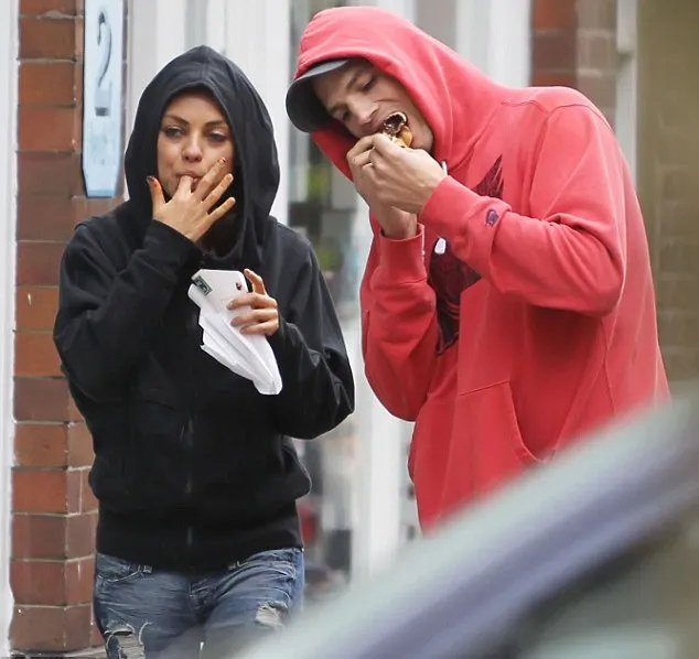 Mila Kunis dan Ashton Kutcher @ dailymail.co.uk