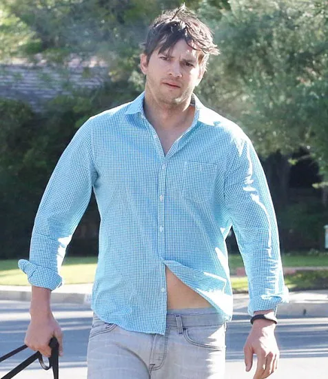 Ashton terlihat kurang tidur dan kelelahan @ dailymail.co.uk