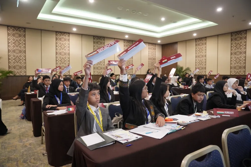AWMUN XII Bali berkolaborasi dengan Telkomsel yang mensponsori 20 anak muda Indonesia mengikuti AWMUN.
