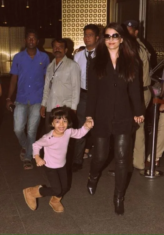 Aishwarya merawat sang putri di lokasi syuting © Pinkvilla.com
