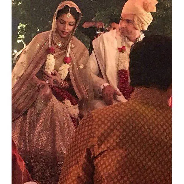 Asin tampak cantik dengan gaun dari Sabyasachi © Pinkvilla.com