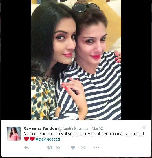 Asin dan Raveena selfie bareng, mirip banget kan? © Twitter.com/TandonRaveena
