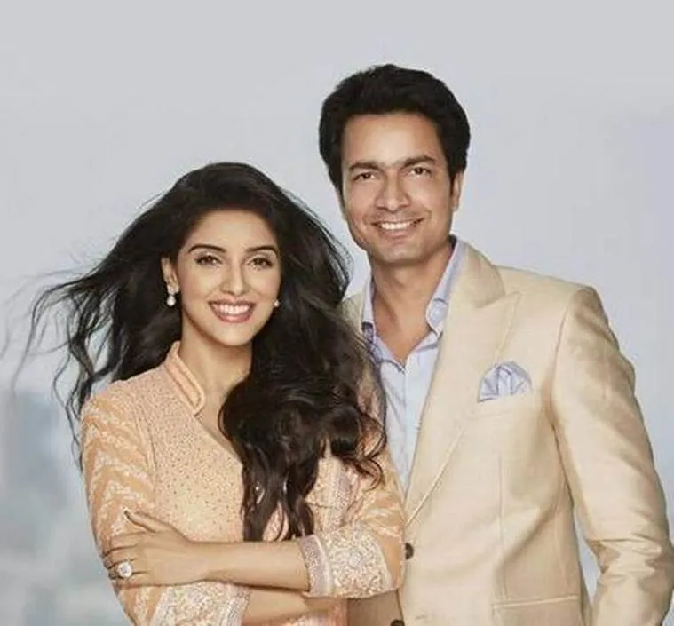 Rahul beri cincin Rp 13 miliar untuk Asin. ©indianexpress