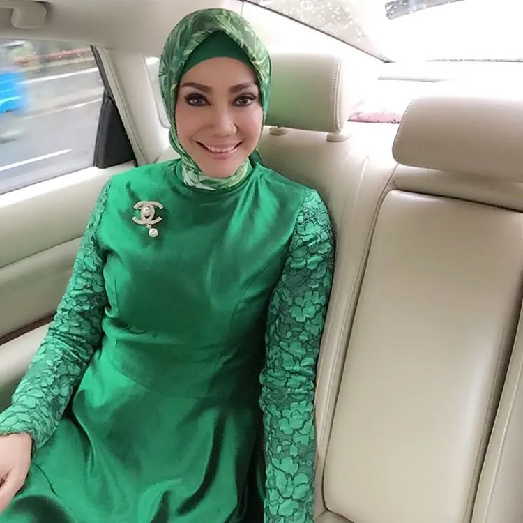 Oky Asokawati masih terlihat cantik dan fashionable © Instagram.com/okkyasokawati