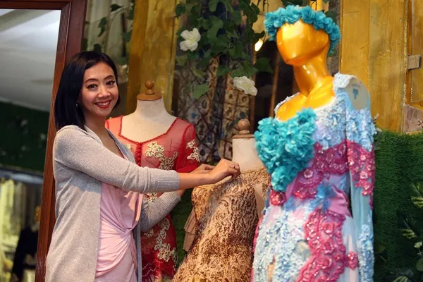 Hampir 9 tahun bisnis baju, Asri masih terjun langsung untuk pelanggannya © KapanLagi.com®/Budy Santoso