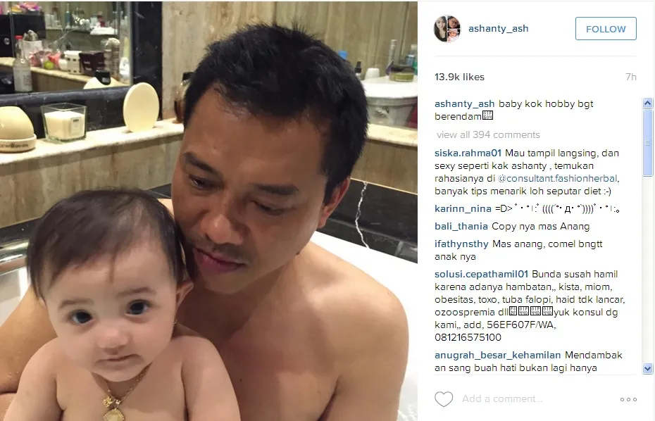 Lucunya Arsy saat berendam bareng ayahnya © instagram/ashanty_ash