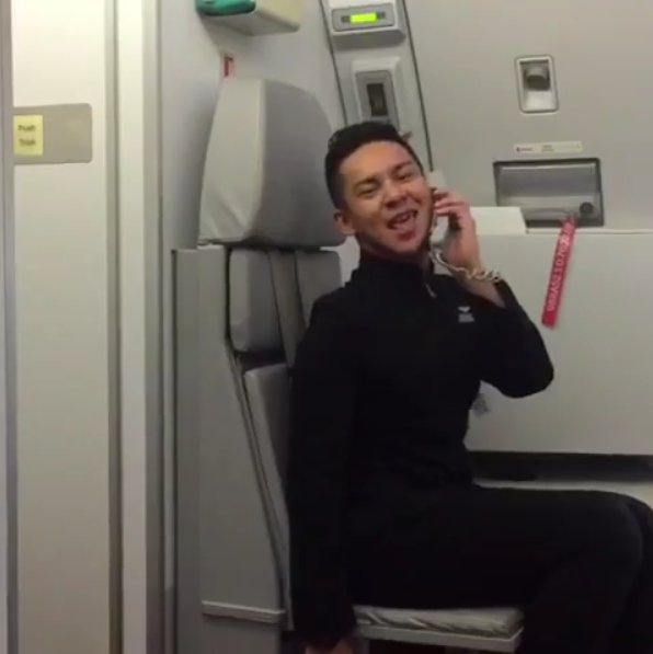 Assraf Nasir, seorang pramugara yang mengcover dance Toxic milik Britney Spears Å instagram.com/tonyfernandes