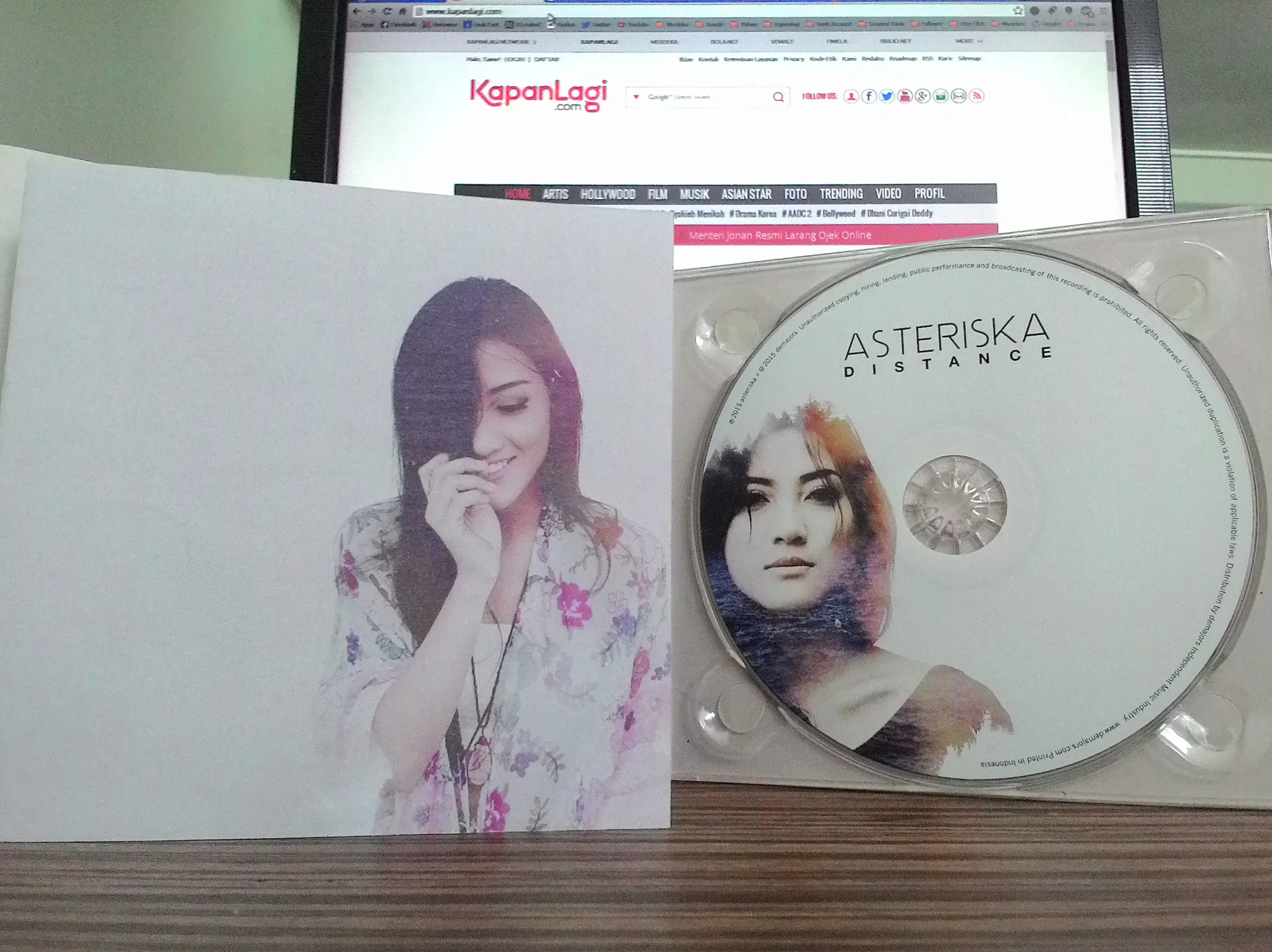 Cover artwork yang cukup simpel untuk sebuah album debut © KapanLagi.com