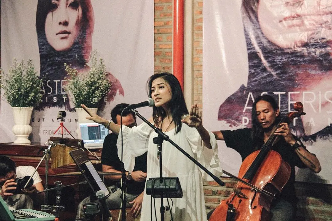 DISTANCE jadi hidangan folk dengan rasa pop yang bikin telinga kenyang! © Instagram.com/asteriska_