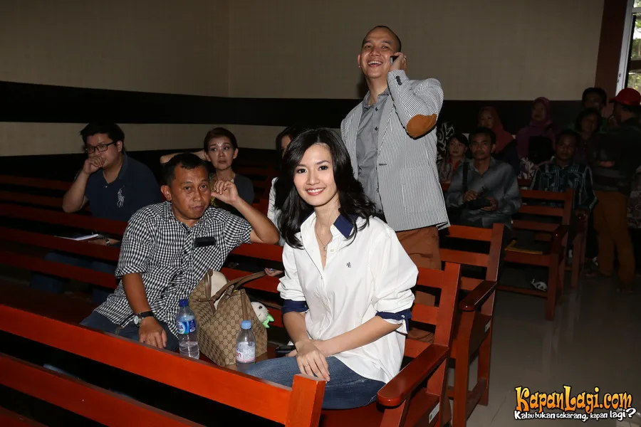 Asti Ananta dengan setia menghadiri sidang Roger Danuarta. ©Busan/KapanLagi.com