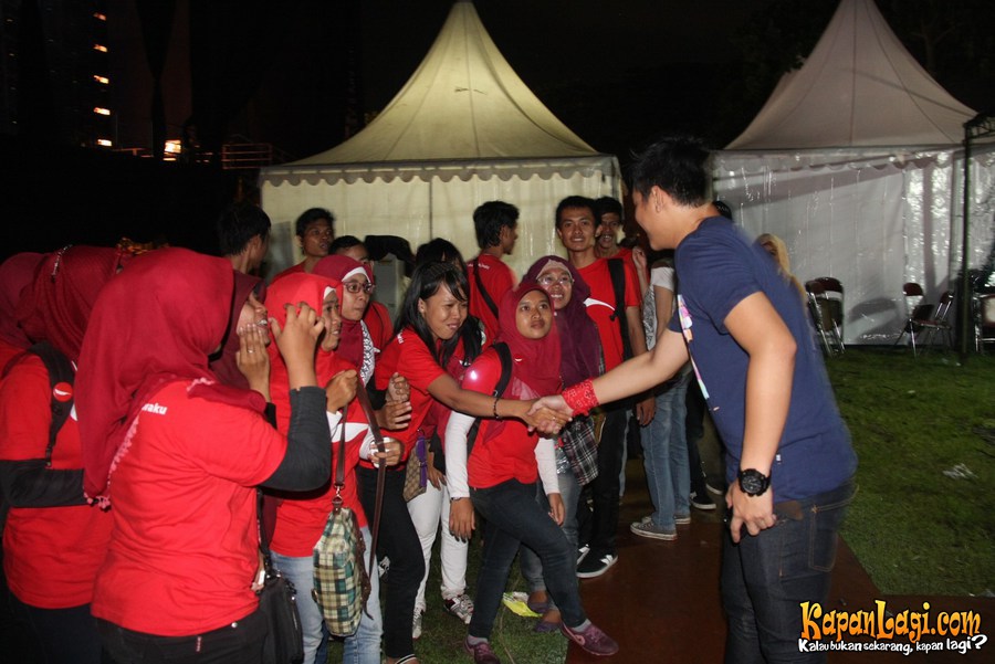Andre menyapa penonton konser di Malang @foto: KapanLagi.com®
