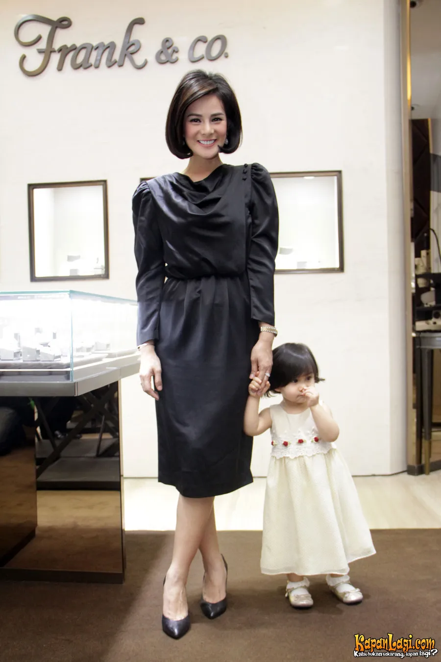 Astrid memamerkan putrinya, Annabel.