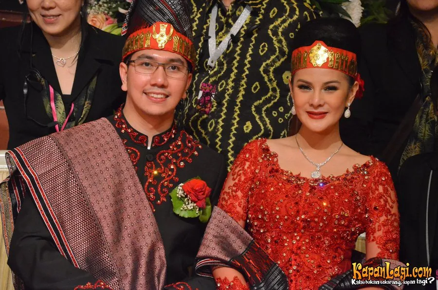 Astrid Tiar dan suami.
