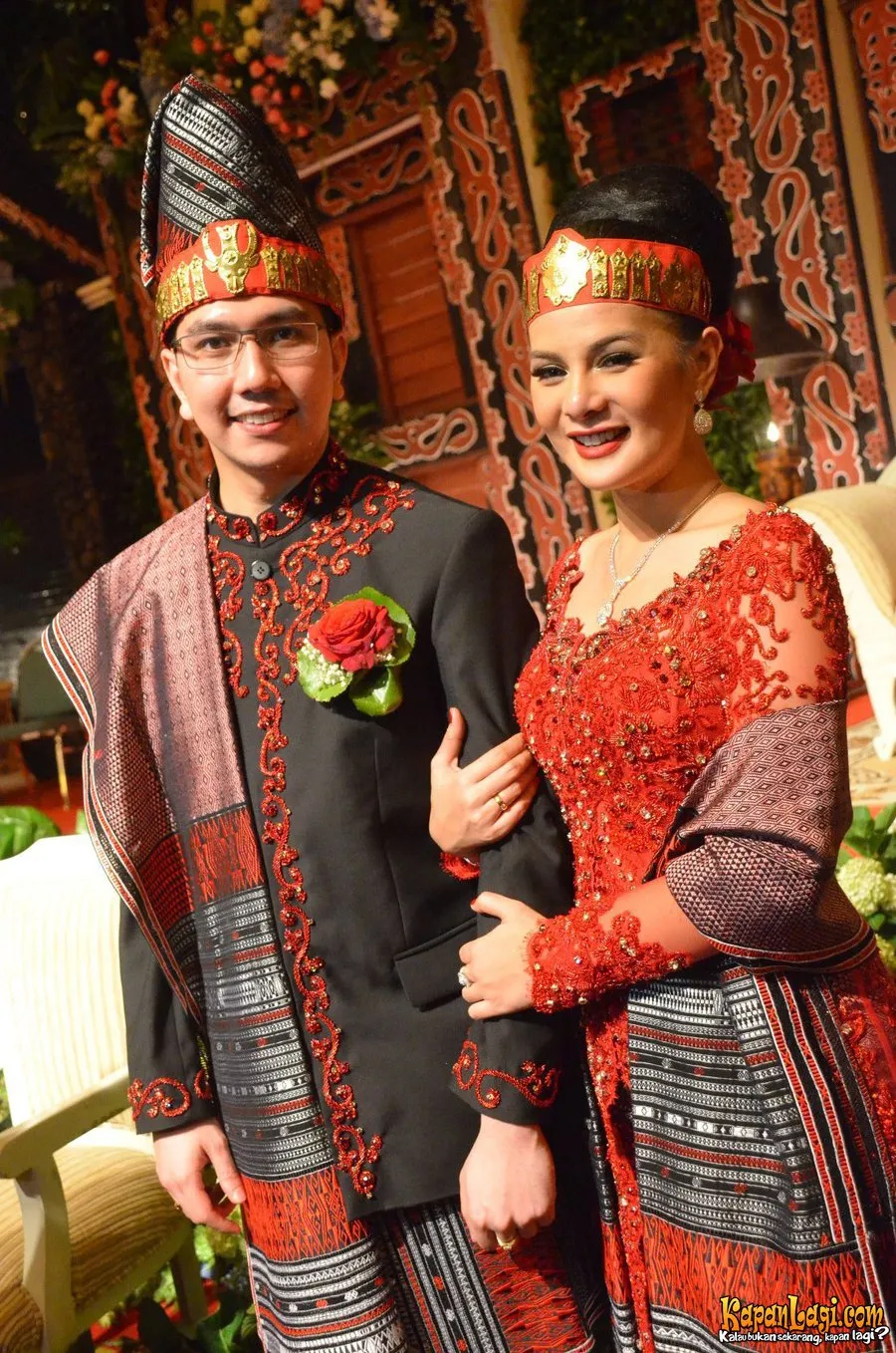 Astrid memasak martabak yang dibuat khusus saat ulang tahun sang suami.