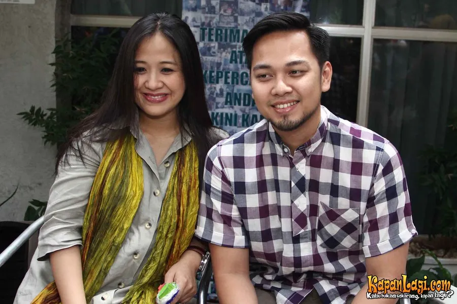 Astrid dan Arlan suami istri yang mengandalkan gadget.