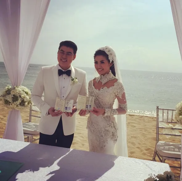 Asty dan Hendra pamer buku nikah ©instagram/freddy_xiao