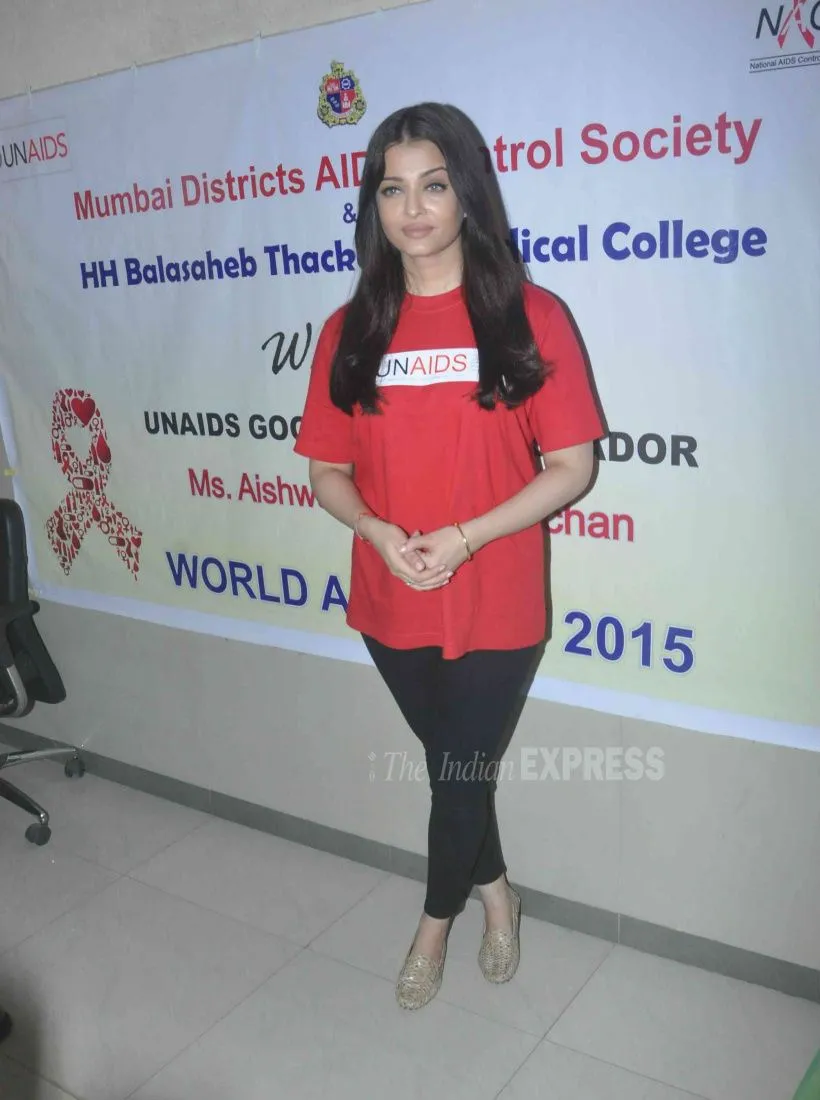 Aishwarya Rai saat jadi pembicara di hari AIDS, gayanya santai dan simple © Indianexpress.com
