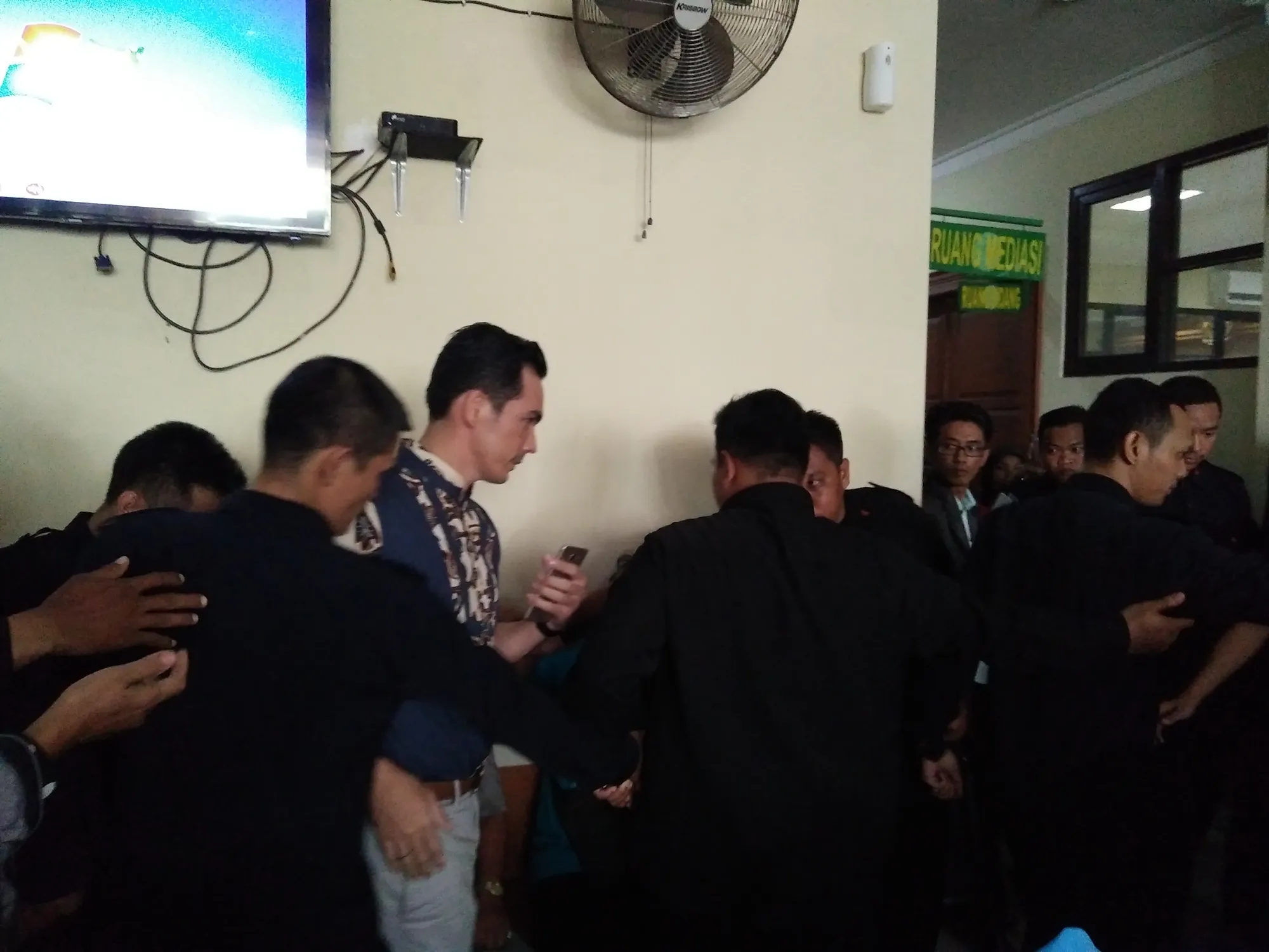 Sempat tertunda, kini Atalarik Syach mendatangi Pengadilan Agama untuk menjalani sidang perceraian dengan Tsania Marwa © KapanLagi.com/Nuzulur Rakhmah