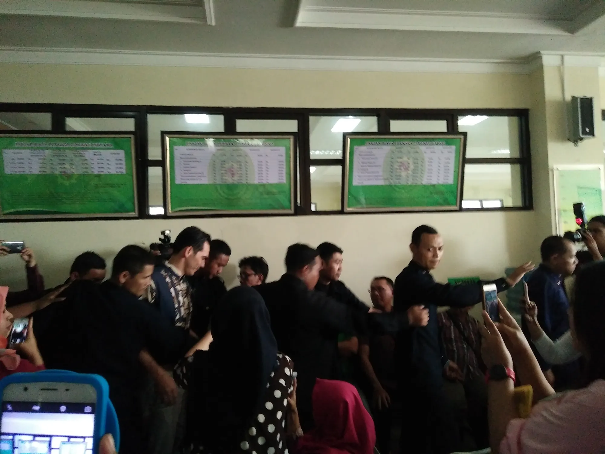 Kedatangan Atalarik Syach dikawal ketat oleh bodyguard yang mencapai jumlah sekitar 14 orang © KapanLagi.com/Nuzulur Rakhmah