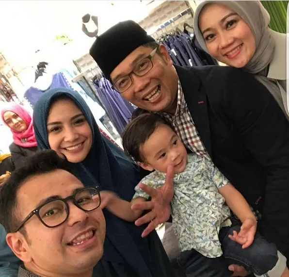 Ridwan Kamil dan istri menghadiri acara launching brand hijab Raffi Ahmad di BIP © instagram.com/ataliapr