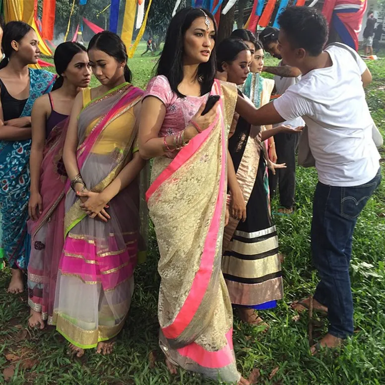 Atiqah Hasiholan sedang berada di set film BALADA ANAK NEGERI / © instagram.com/atiqahhasiholan