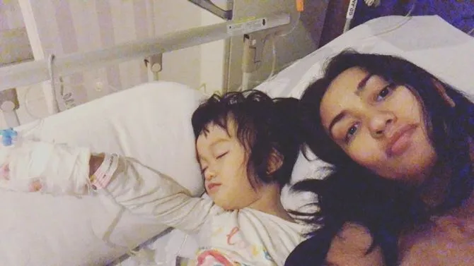 Salma, anak Atiqah Hasiholan rawat inap di rumah sakit (Credit: instagram.com/atiqahhasiholan)
