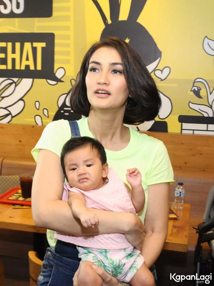 Atiqah Hasiholan pilih investasi untuk anak. ©KapanLagi.com/Bayu Herdianto