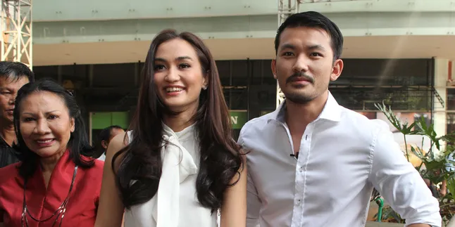Atiqah Hasiholan - Rio Dewanto © KapanLagi.com
