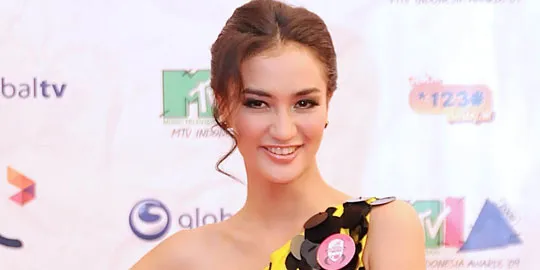 Atiqah Hasiholan