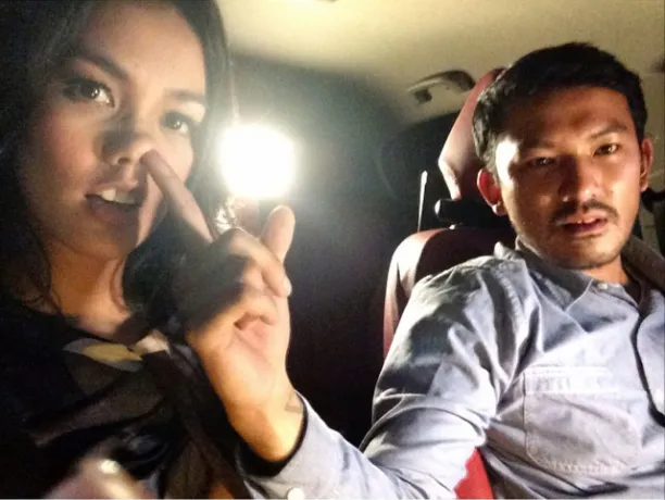 Rio Dewanto bantu Atiqah Hasiholan Ngupil © Instagram/Atiqah Hasiholan