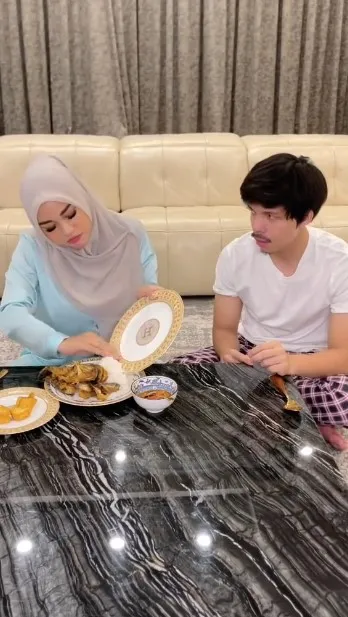 Atta Halilintar dan Aurel Hermansyah saat bikin konten makan (Credit: Instagram/attahalilintar)