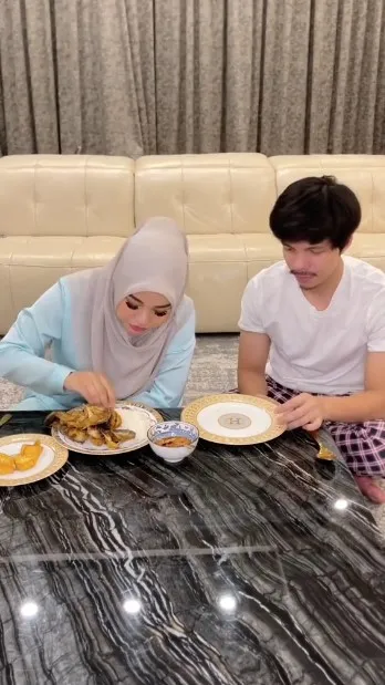 Atta Halilintar dan Aurel Hermansyah saat bikin konten makan (Credit: Instagram/attahalilintar)