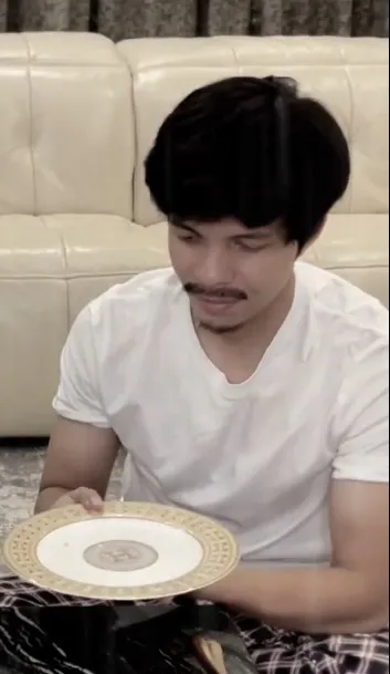 Atta Halilintar dan Aurel Hermansyah saat bikin konten makan (Credit: Instagram/attahalilintar)