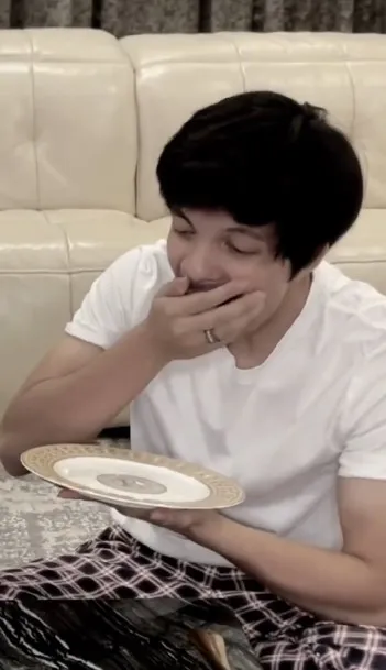 Atta Halilintar pakai piring Hermes (Credit: Instagram/attahalilintar)