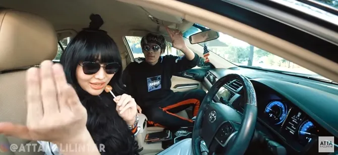 Atta bongkar mobil Lucinta Luna (credit: Atta Halilintar YouTube channel)