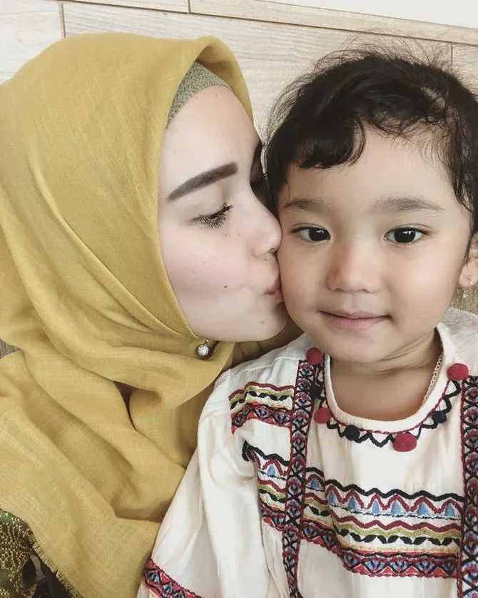 Ayu Ting Ting bersama anak (credit: instagram.com/ayutingting92)