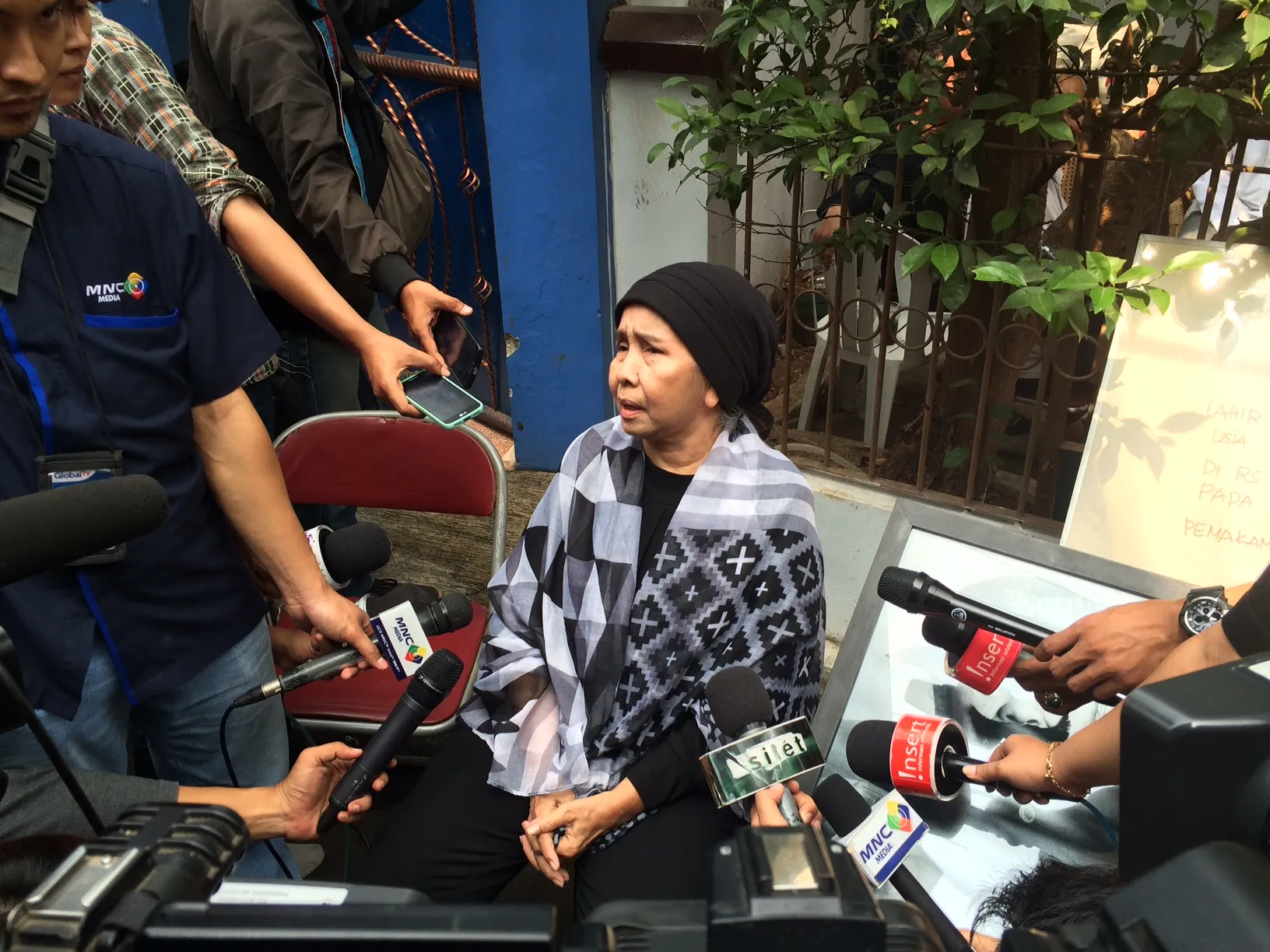 Aty Cancer saat ditemui rumah duka © KapanLagi.com/Muhammad Akrom Sukarya