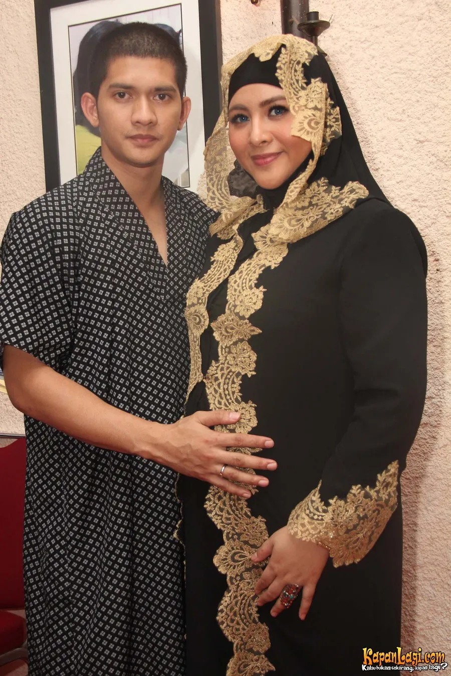 Iko dengan sigap menemani Audy untuk melahirkan.