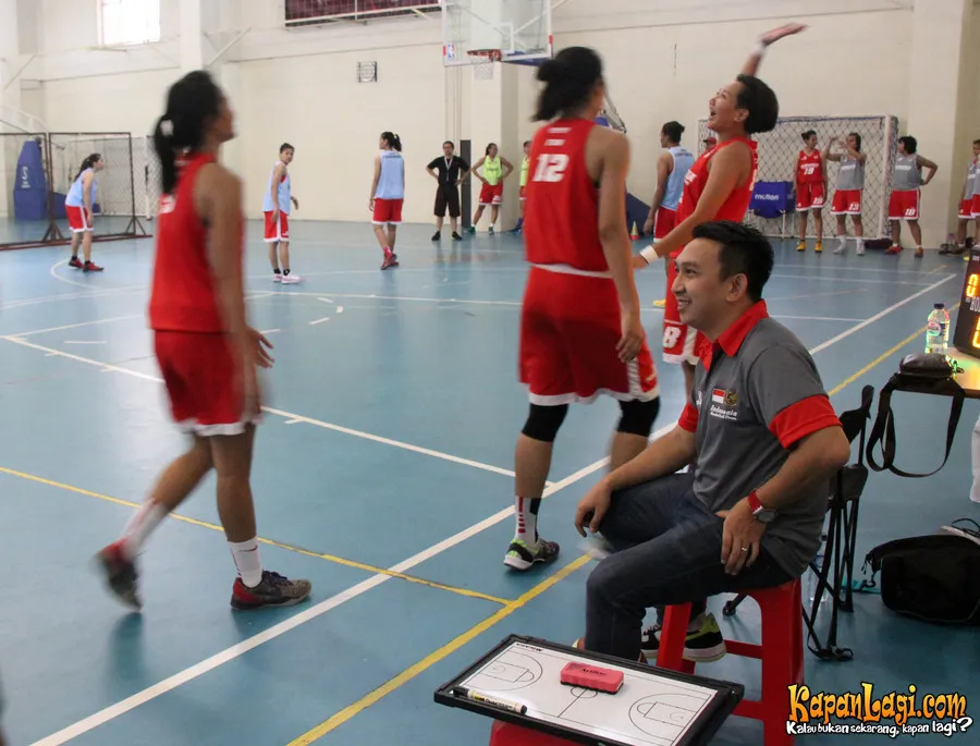 Augie menemani anak buahnya. ©KapanLagi.com®/Hendra Gunawan