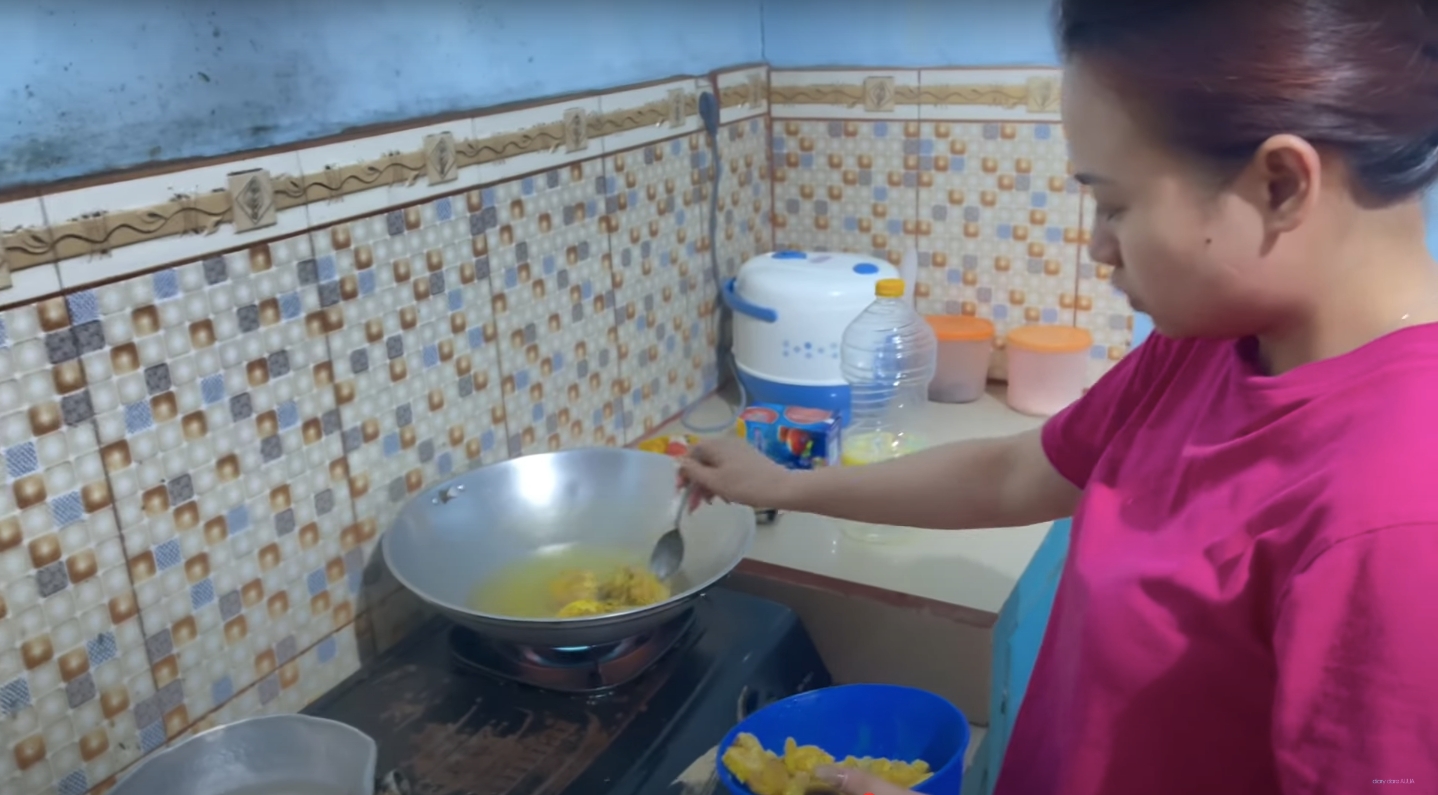 Aulia preparing sahur for her husband and family (credit: Youtube Aulia Official)