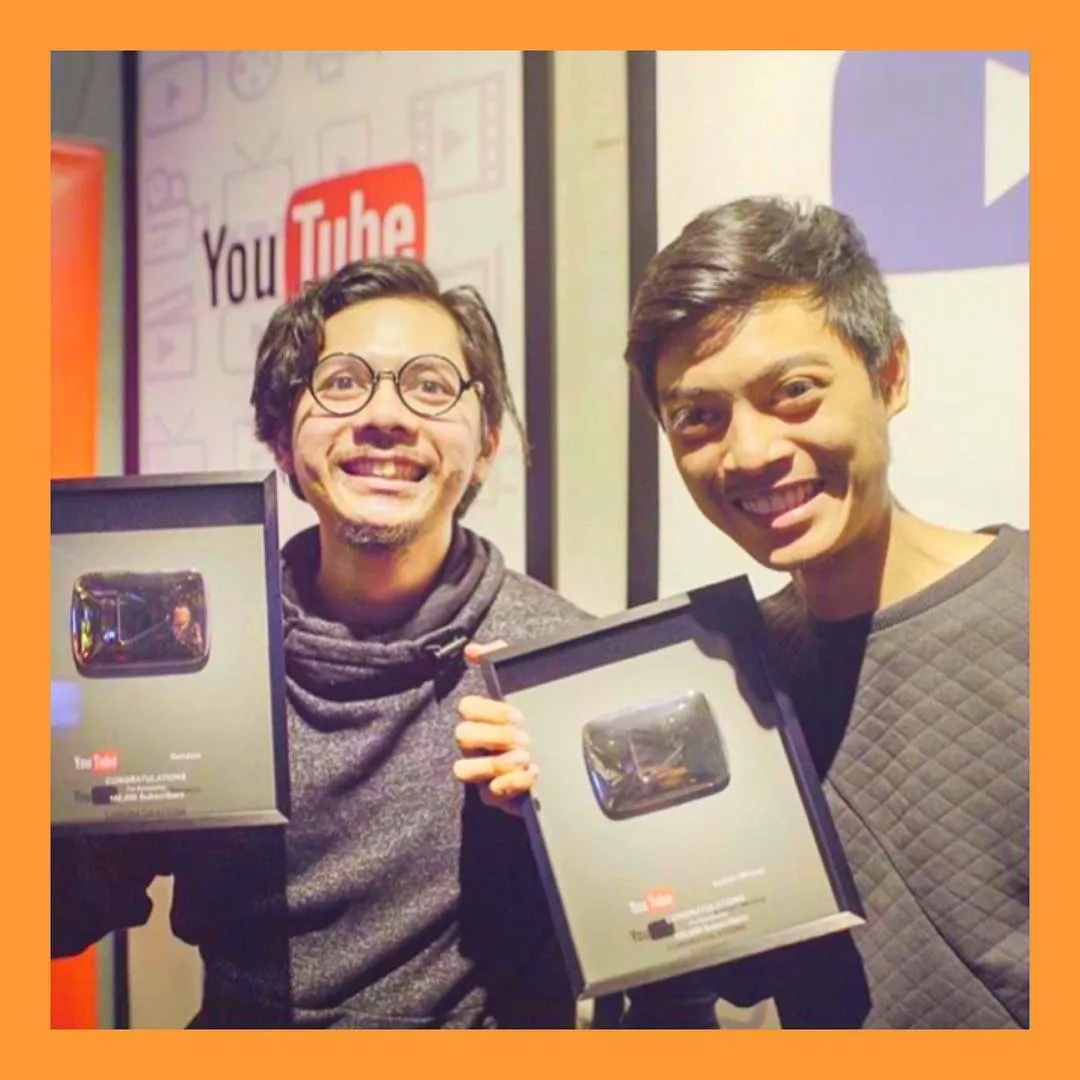 Aulion pamerkan plakat Youtube silver-nya. Credit: via instagram.com/aulion
