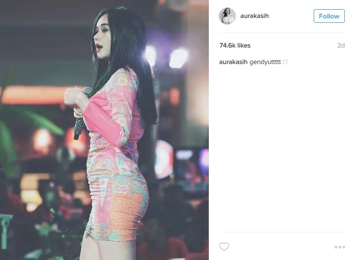 Aura Kasih menuliskan caption gendyuttttt di foto tersebut © instagram.com/aurakasih