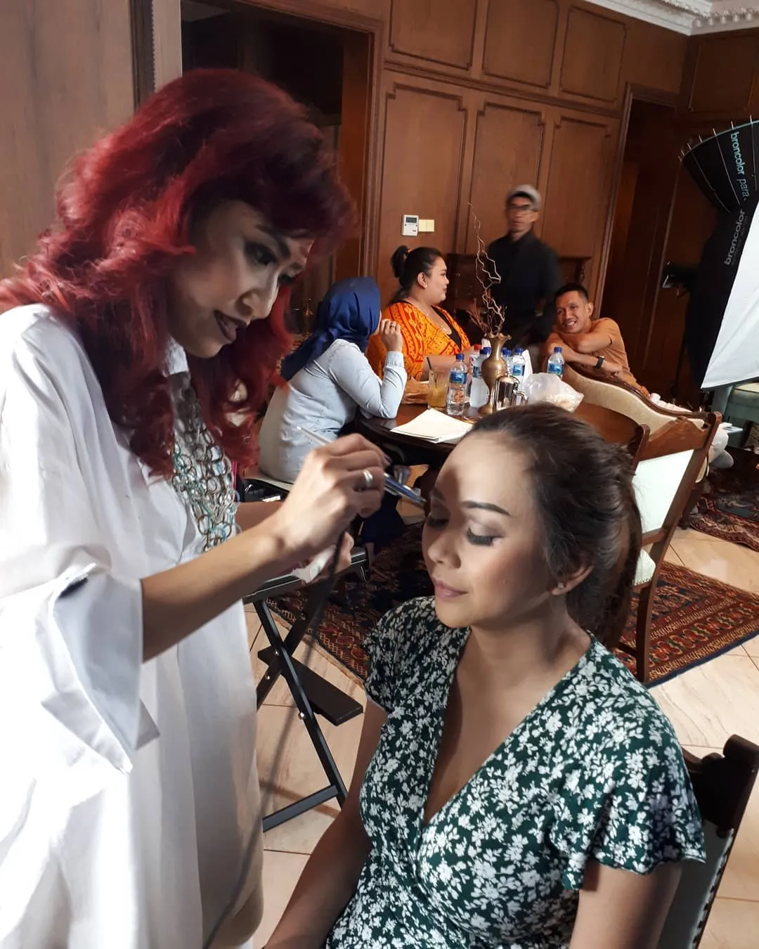 Behind the scene photoshoot kali ini, saat Aura sedang didandani @ instagram.com/victoriamarlina