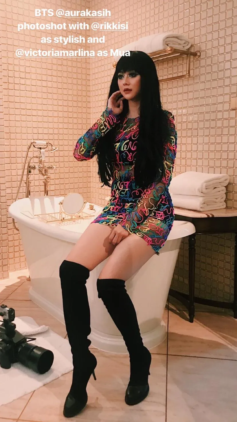 Juga masih ada hasil photoshoot Aura dengan kostum-kostum keren lainnya lho! @ instagram.com/rockyjaya