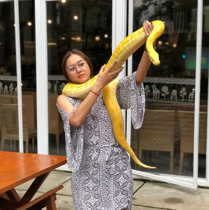 Aura Kasih ternyata orang yang pecinta binatang (credit : instagram.com/aurakasih)