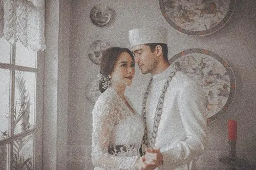 Aura Kasih dan suami © instagram.com/aurakasih diambil 01/01/2019 pukul 08.45 WIB