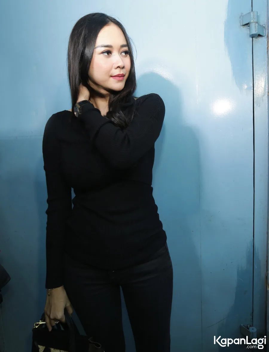 Aura Kasih memilih memberikan jawaban menggantung ketika ditanya soal kedekatan dengan bule. ©KapanLagi.com/Budy Santoso