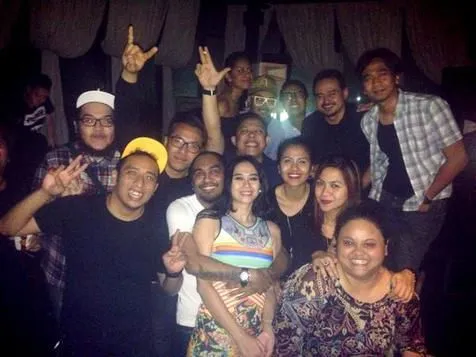 Aura Kasih dipeluk Glenn Fredly. ©istimewa