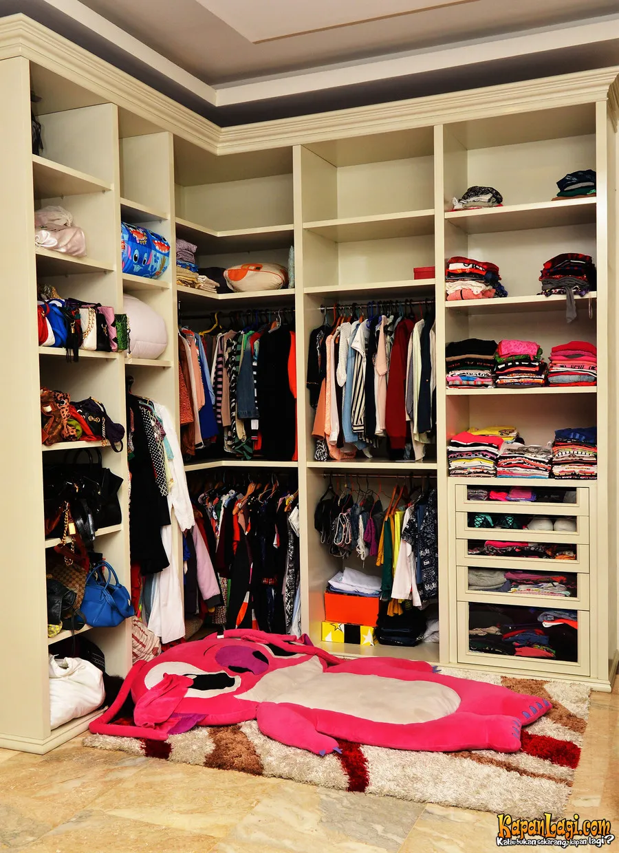 Koleksi pakaian Aurel yang membuatnya kian fashionable. / KapanLagi.com®