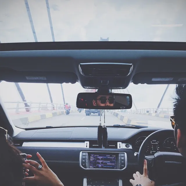 Gaya Aurel saat kekasihnya tengah menyetir mobil. / Tommy Rumengan Official Instagram